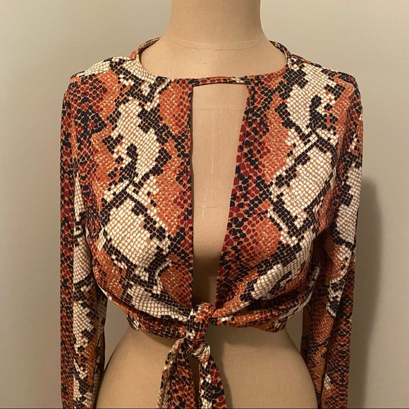 Boohoo Snake print crop long sleeve blouse - Picture 3 of 13